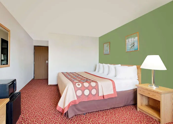 Super 8 By Wyndham Marshall
